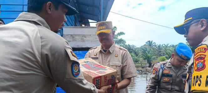 
					Dua Hari di Pantai Barat, Bupati Saipullah Bersama Kapolres Pastikan Logistik bagi Korban Banjir Tepat Sasaran