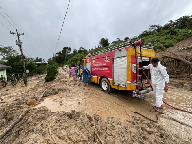
					Seluruh Personil Lintas Instansi di Phakpak Bharat Bekerjasama Normalisasi Berbagai Fasilitas Pasca Banjir