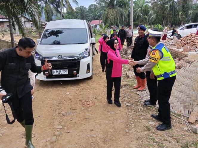 
					Kapolda Sumatera Selatan Salurkan Bantuan Sosial dan Bakti Kesehatan bagi Warga Terdampak Banjir di Sei Lepan Langkat