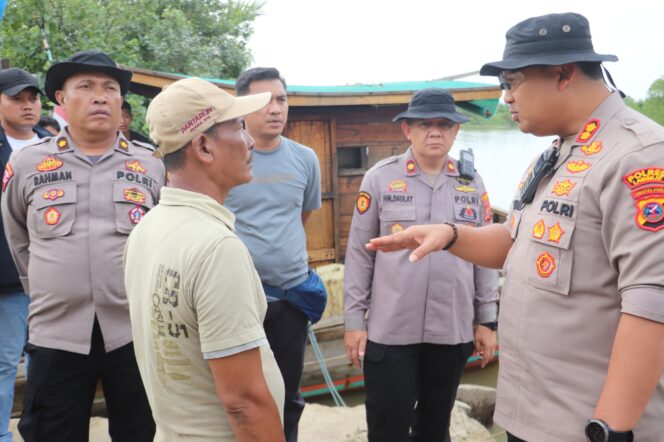 
					Kapolres Langkat Salurkan Bansos melalui jalur sungai palu, untuk Warga Terdampak Banjir di Dusun Pematang Sentang