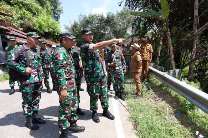 
					Pangdam I/BB Tinjau Posko Bencal dan Lokasi Longsor di Wilayah Korem 023/KS
