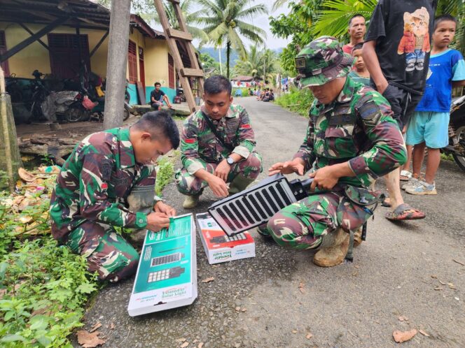 
					Satgas Gulbencal Kodam I/BB Pasang Lampu Tenaga Surya di Kecamatan Sitahuis