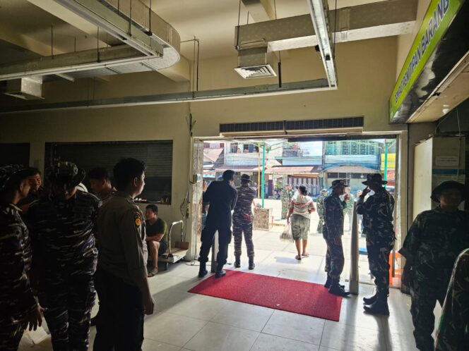 
					Pusat Perbelanjaan Pasca Penjarahan, Polres Sibolga, Brimob Dan TNI Laksanakan Pengamanan