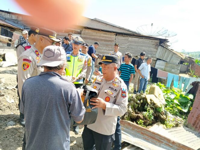 
					Polres Pakpak Bharat Dan Bhayangkari Peduli Berikan Bantuan Kepada Masyarakat Terdampak Bencana Longsor