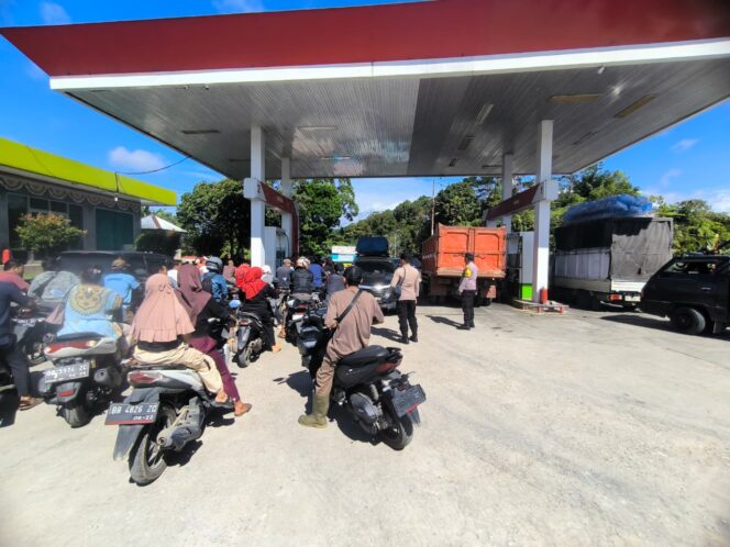 
					Polres Pakpak Bharat Lakukan Pengamanan Distribusi BBM Di AMPS Desa Sukaramai Berjalan Aman Lancar Dan Kondusif