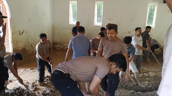 
					Polres Pakpak Bharat Lakukan Pembersihan Material Bencana Longsor Di Gereja Katolik St. Fransiskus