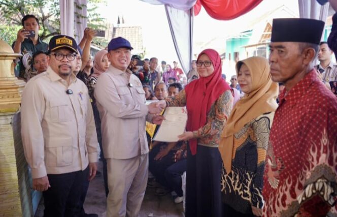 
					Menteri Nusron Serahkan 546 Sertipikat Hasil Konsolidasi Tanah di Jawa Tengah, Permukiman Warga Makin Bernilai dan Terjamin