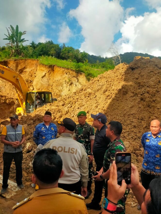 
					Sinergitas TNI – Polri Dan Pemkab Pakpak Bersihkan Gereja St. Fransiskus Assisi Terdampak Bencana Longsor Di Desa Simerpara