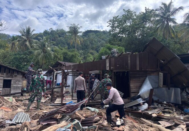 
					SITUASI PASCA BENCANA ALAM DI KOTA SIBOLGA, POLRES SIBOLGA AMANKAN TEMPAT PERBELANJAAN DAN DATA KORBAN