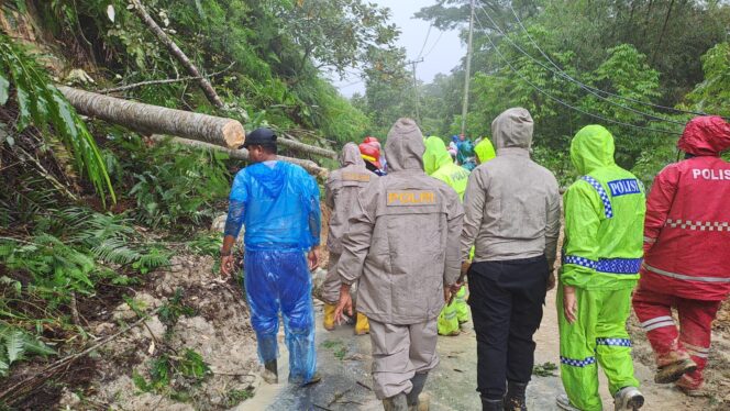 
					Tanggap Bencana Alam Polres Pakpak Bharat Lakukan Pembersihan Area Longsor Di Desa Traju Kecamatan Tinada