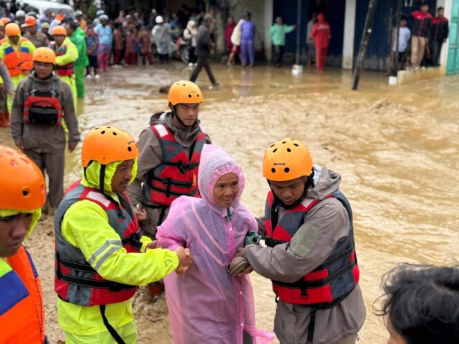
					Tanggap Darurat Brimob Polda Sumut Gerak Cepat Amankan Lokasi Banjir Bandang Di Sipirok