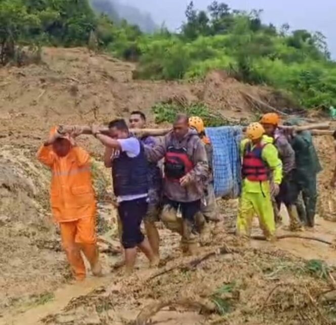 
					Tembus Medan Berat, Polres Tapsel Selamatkan Warga Terjebak Longsor