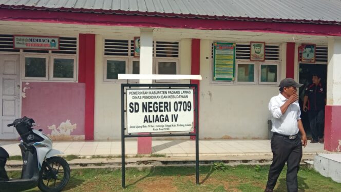 
					Diduga oknum kepala sekolah SDN 0709 aliaga kec hutaraja tinggi gelapkan bantuan PiP siswanya