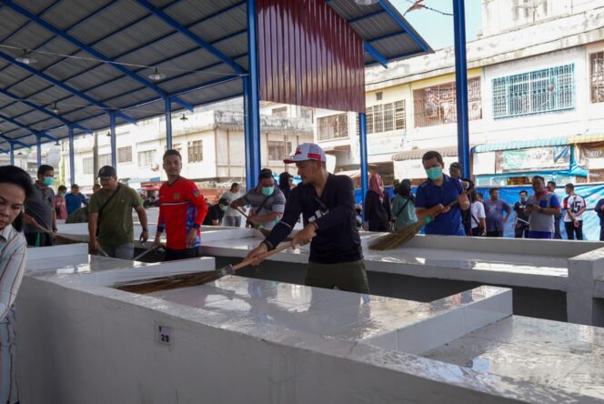 
					PIMPIN GOTONG ROYONG DI PASAR INPRES, WALI KOTA TEBING TINGGI: KIOS DAN STAND BUKAN UNTUK DIPERJUALBELIKAN!