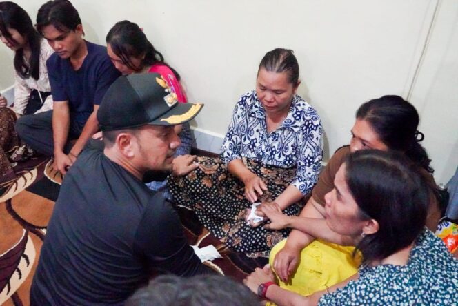 
					WUJUD EMPATI KEPADA MASYARAKAT, WALI KOTA TEBING TINGGI KUNJUNGI KELUARGA PEDAGANG PASAR GAMBIR DAN PASIEN RSUD