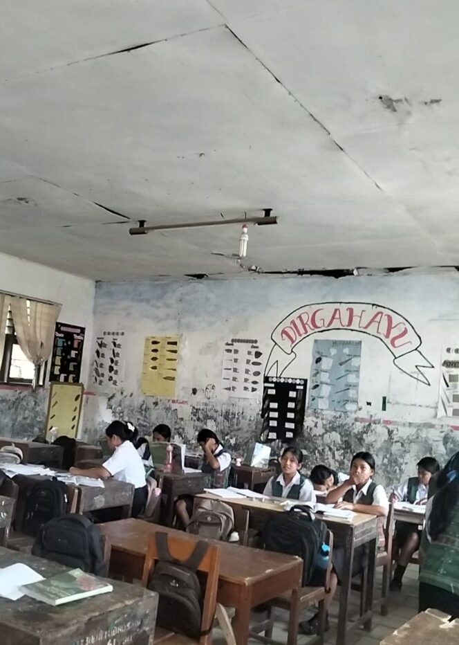 
					SMA NEGERI 1 PAKKAT KURANG PERWATAN, KEBIJAKAN SEKOLAH DINILAI KURANG PERHATIAN