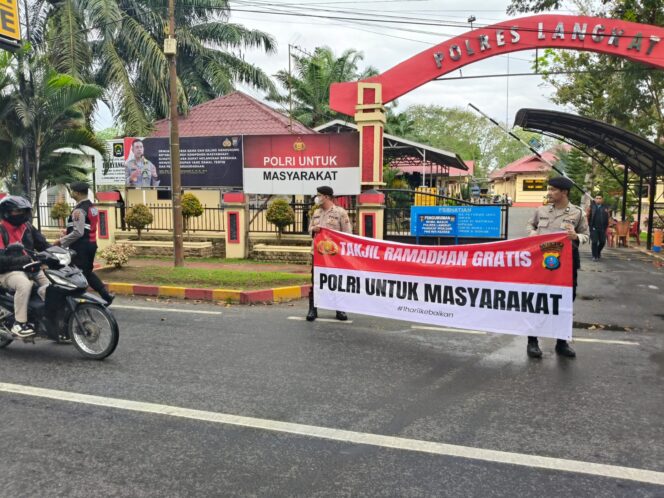 
					Polres Langkat Berbagi Takjil di Hari ke-24 Ramadhan