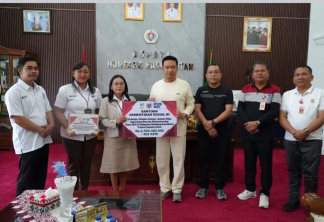 
					Bupati Humbang Hasundutan Serahkan Bantuan Sosial 2,5 Miliar Lebih Kepada 202 KK Korban Bencana Banjir dan Longsor