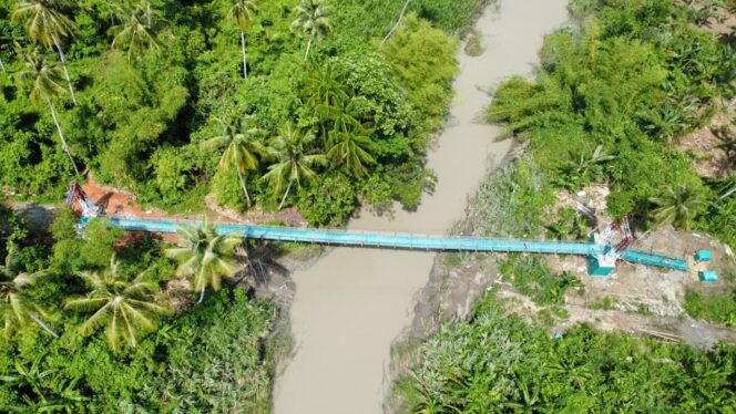 
					Kodim 0213/Nias Bersama Yonif TP 903/BS Rampungkan Jembatan Gantung di Desa Ononamolo III