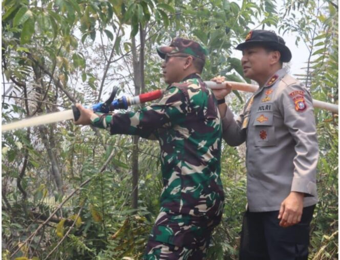 
					Kapolda Riau Pimpin Langsung Penanganan Karhutla di Dumai, Pastikan Pemadaman dan Pendinginan Optimal