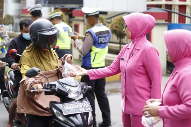 
					Polres Langkat dan Bhayangkari Berbagi Takjil diHari ke-23 Ramadhan, Wujud Kepedulian kepada Masyarakat
