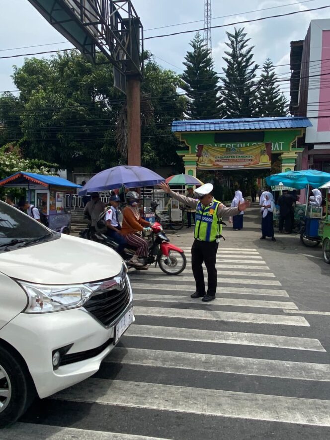 
					SAT LANTAS POLRES LANGKAT HADIR ATUR KEPULANGAN ANAK SEKOLAH, WUJUDKAN KAMSELTIBCAR LANTAS YANG AMAN DAN KONDUSIF