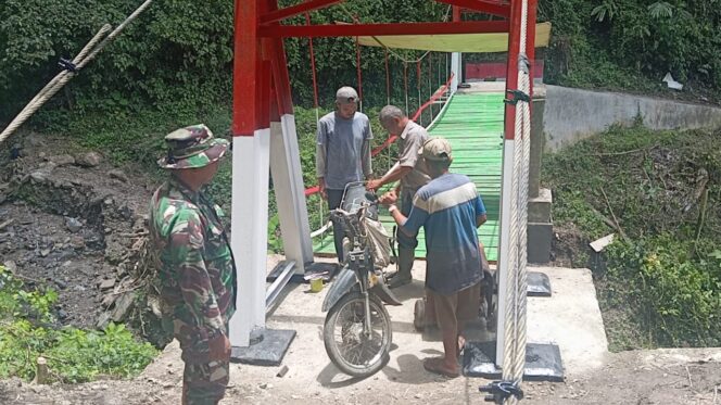 
					Kodim 0212/TS Bersama Masyarakat Perbaiki Jembatan Gantung di Ulu Pungkut