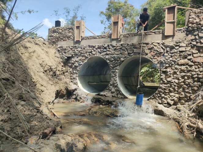 
					Kodim 0207/Simalungun Rampungkan Jembatan Aramco di Raya Bosi, Akses Warga Kembali Lancar