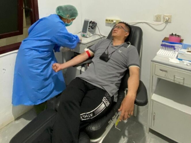 
					Ps Kasubsi Penmas Si Humas Polres Pakpak Bharat, Aiptu Widodo Layani Donor Darah Gol B+ Pasien RSUD Salak