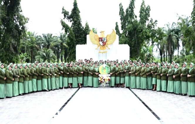 
					Ketua Persit KCK Cabang XXXV Dim 0208 Pimpin Ziarah Rombongan di TMP Kisaran