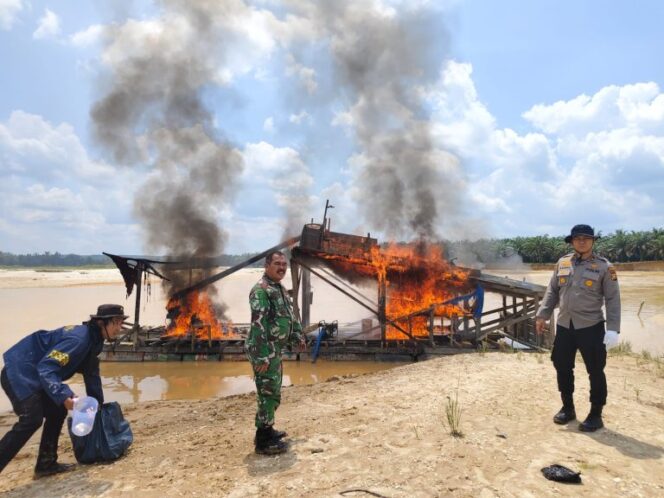 
					Kolaborasi Polisi dan TNI Respon Laporan Warga soal PETI, 12 Rakit Dimusnahkan