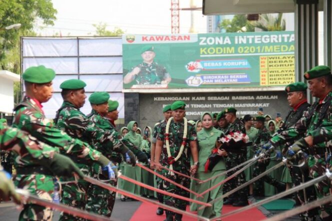 
					Prajurit Petarung Kodim 0201/Medan Gelar Tradisi Pedang Pora Lepas Sambut Dandim