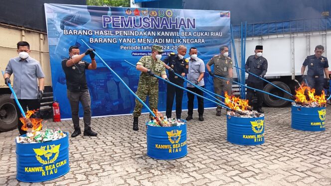 
					Dirjen Bea Cukai Riau Musnahkan Barang Hasil Penindakan