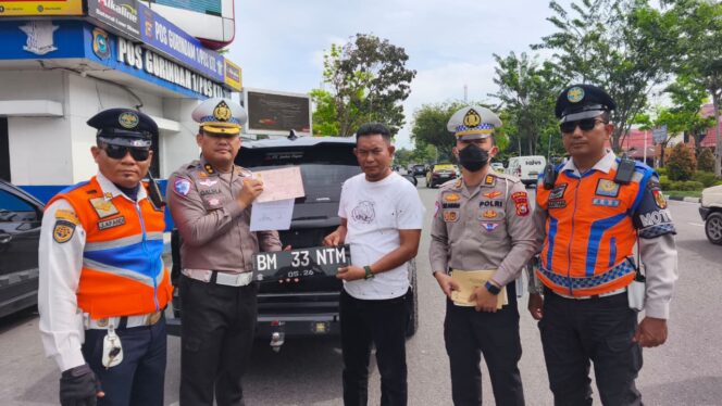 
					Ditlantas Polda Riau Tertibkan TNKB Tidak Sesuai Spesifikasi, Puluhan Pelanggar Ditindak