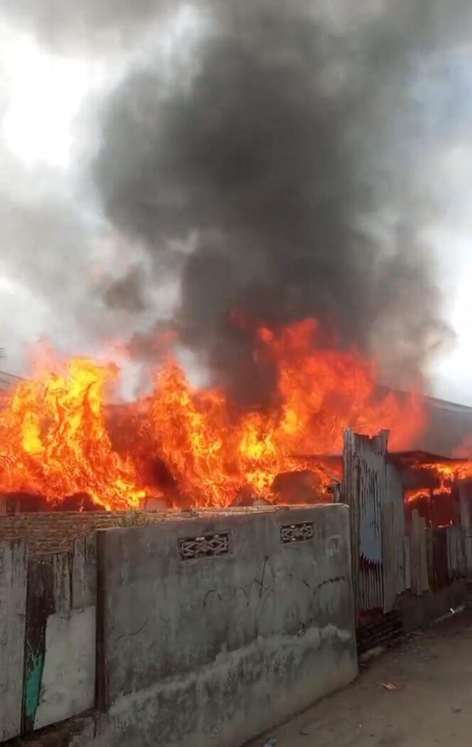 
					Satu Rumah Ludes Terbakar di Pulau Sicanang, Warga Panik Memadam kan Dengan Alat Seadanya