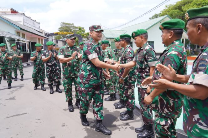 
					Pangdam I/BB menekankan kepada Personil Bekangdam l/BB pentingnya profesionalisme, disiplin, dan loyalitas