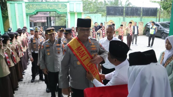 
					Kapolres Langkat Bina Pelajar di MAN 1 Langkat, Tekankan Disiplin, Bijak Bermedsos dan Jauhi Kenakalan Remaja