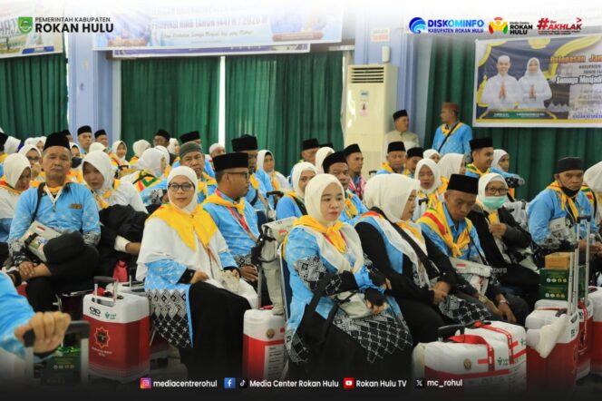 
					Penuh Haru, Bupati Anton Lepas 191 Jemaah Calon Haji Rohul di Embarkasi Batam