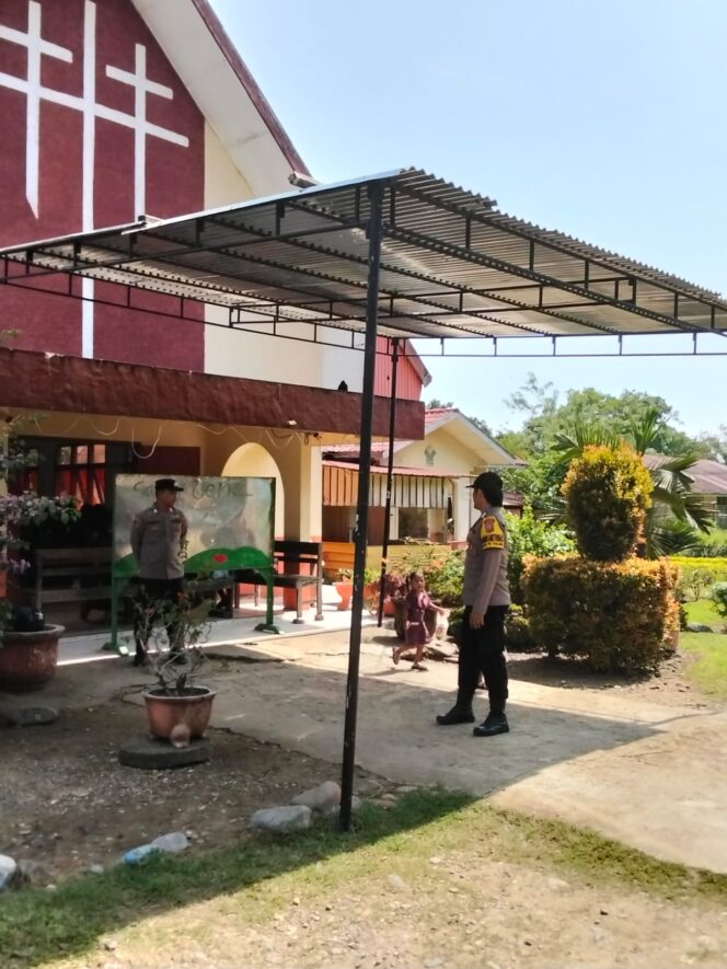 
					Polri Hadir Berikan Rasa Aman, Polsek Padang Tualang Amankan Ibadah Minggu Umat Kristiani