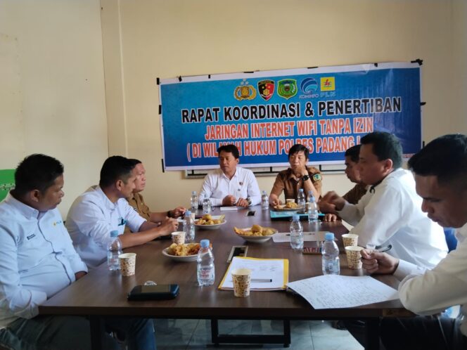 
					Sat Reskrim Polres Padang Lawas Gandeng Pemkab dan PLN Berantas Wi-Fi Ilegal Tanpa Rugikan Warga
