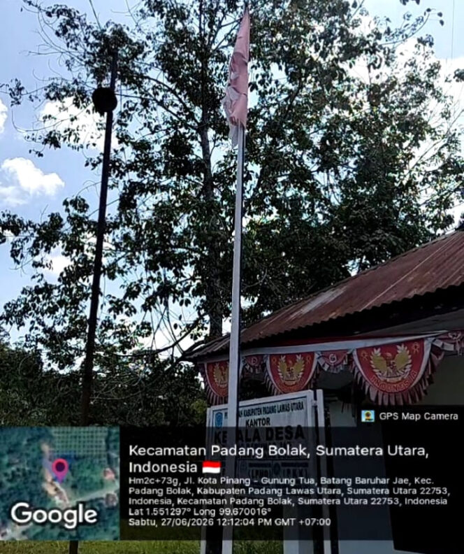 
					Bendera merah putih robek dan kusam berkibar di Kantor Desa Batang Baruhar Paluta