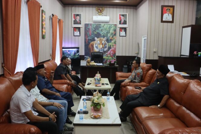 
					Penuh Keakraban, Kapolres Langkat Bersilaturahmi dengan Ketua DPRD