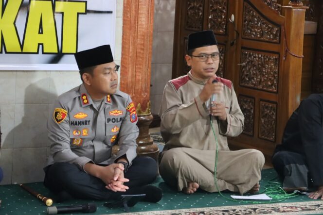 
					Kapolres Langkat Ajak Warga Perkuat Iman dan Perangi Narkoba Lewat Safari Jumat Curhat