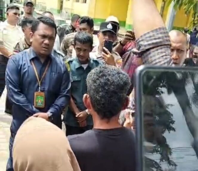 
					Sidang Vonis Seumur Hidup Darwis Harahap Dikawal Ketat, Ratusan Warga Padang Lawas Utara Penuhi PN Padangsidimpuan