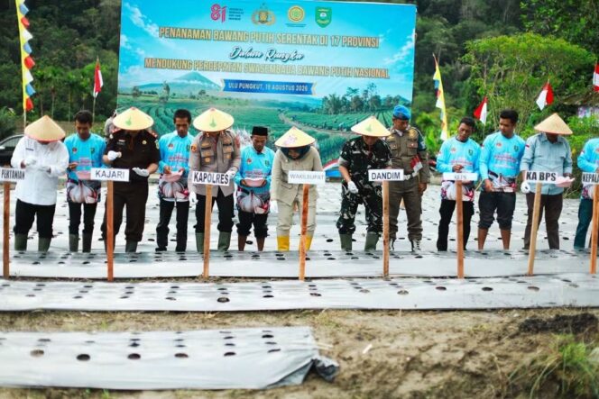 
					Dukung Program Ketapang Presiden Prabowo, Wabup Atika Turun ke Ladang