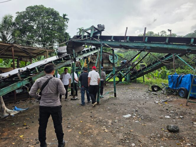 
					GUSTI PUTRA HAJORAN SIREGAR KETUA AMPI PALUTA DAMPINGI KADER TERBAIKNYA UNTUK MENDAFTAR CALON KETUA KNPI PALUTA