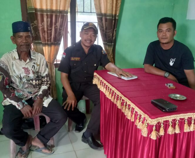 
					Foto saat wawancara dengan pengurus TAHUKAH dan kepala desa sombadebata