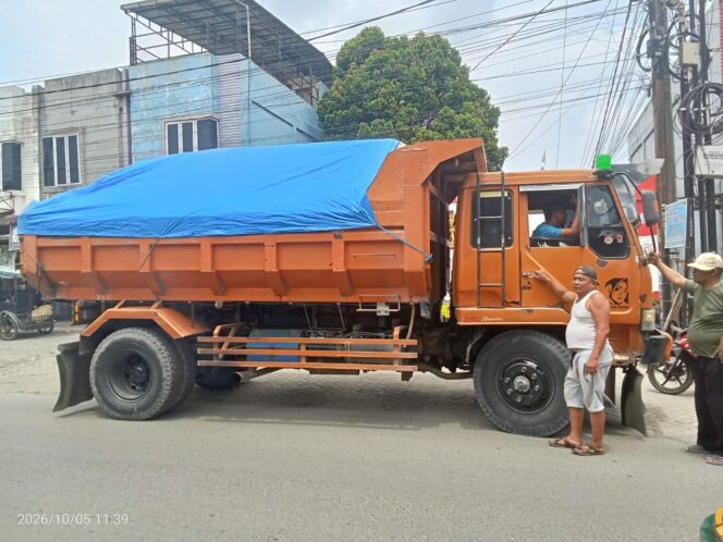 
					AKSI DEMO, PULUHAN WARGA BANDAR LABUHAN TANJUNG MORAWA HADANG DUMP TRUCK GALIAN C MELEBIHI TONASE