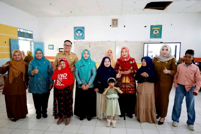 
					Bunda Paud Madina Serahkan Bantuan untuk Siswa SLB