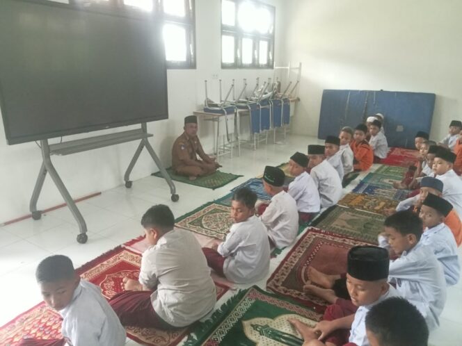 
					KEPALA SEKOLAH SD.NEGERI 1204 PADANG HASIOR KEC.SIHAPAS BARUMUN KAB.PADANG LAWAS MENERAPKAN KEDISIPLINAN MELALUI SHOLAT BERJAMAAH